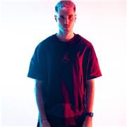 Laureato in Graphic Design e con 10+ anni di esperienza nel settore impartisce lezioni di Photoshop a studenti neofiti e non